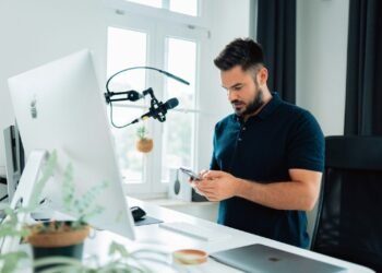 Influencer PR Strategies for Fintech Brands: A Guide to Micro vs. Macro Partnerships