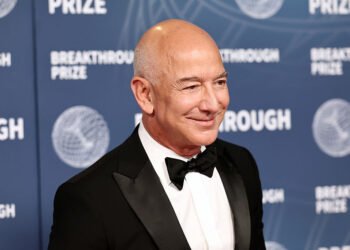 Bezos predicts that millions will live in space kind of soon