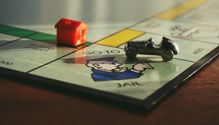 Building And Maintaining A Loyal Community Around Boards Game Through Social Media And Online Forums