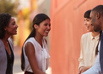 How to Introduce Yourself at a Networking Event (Without Sounding Like a Robot)