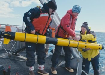 Human-machine teaming dives underwater | MIT News