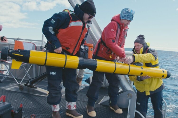 Human-machine teaming dives underwater | MIT News
