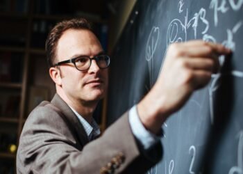 Jesse Thaler named director of the Laboratory for Nuclear Science | MIT News