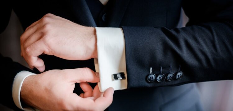 Exclusivity in Loyalty Programs: Access vs. Discount